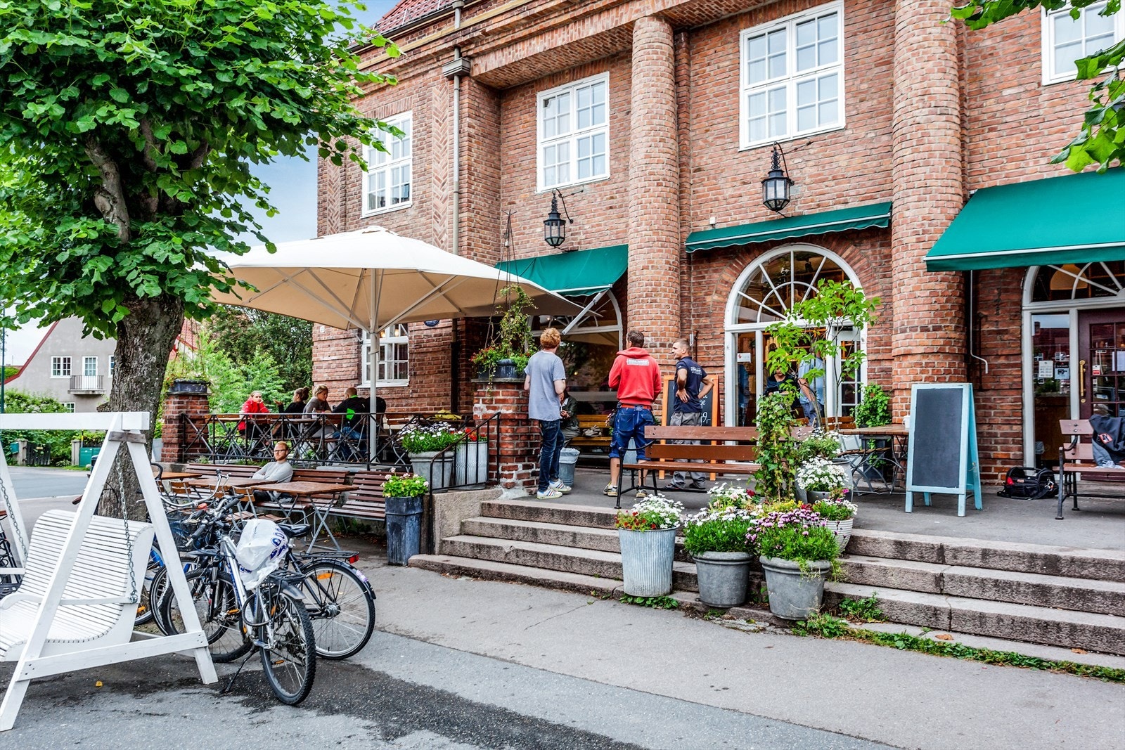 Åpent Bakeri som naturlig samlingspunkt på Damplassen. Galleribilde