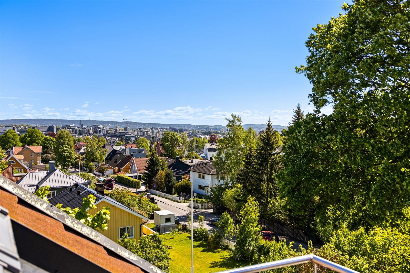 Terrassen byr på gode solforhold og nydelig utsikt over nærområdet. Galleribilde
