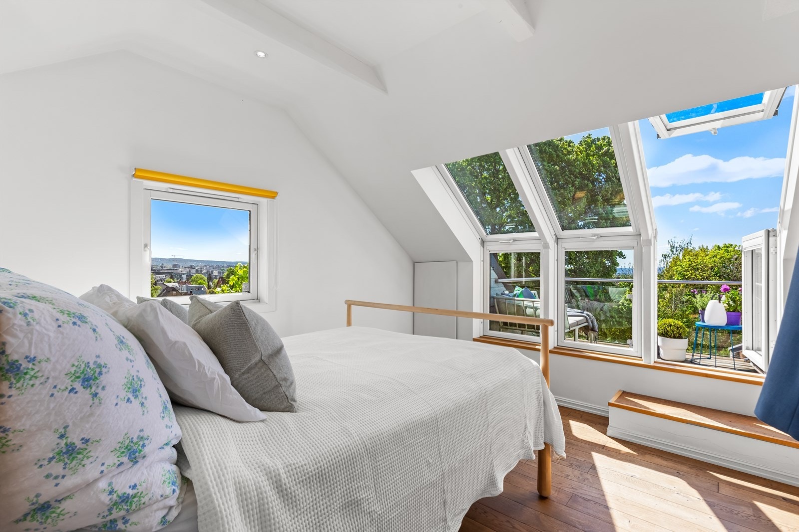 Bilde fra før loftet ble delt opp i flere rom i 2025. Som et stort hovedsoverom er det nydelig utsikt i flere retninger. Galleribilde