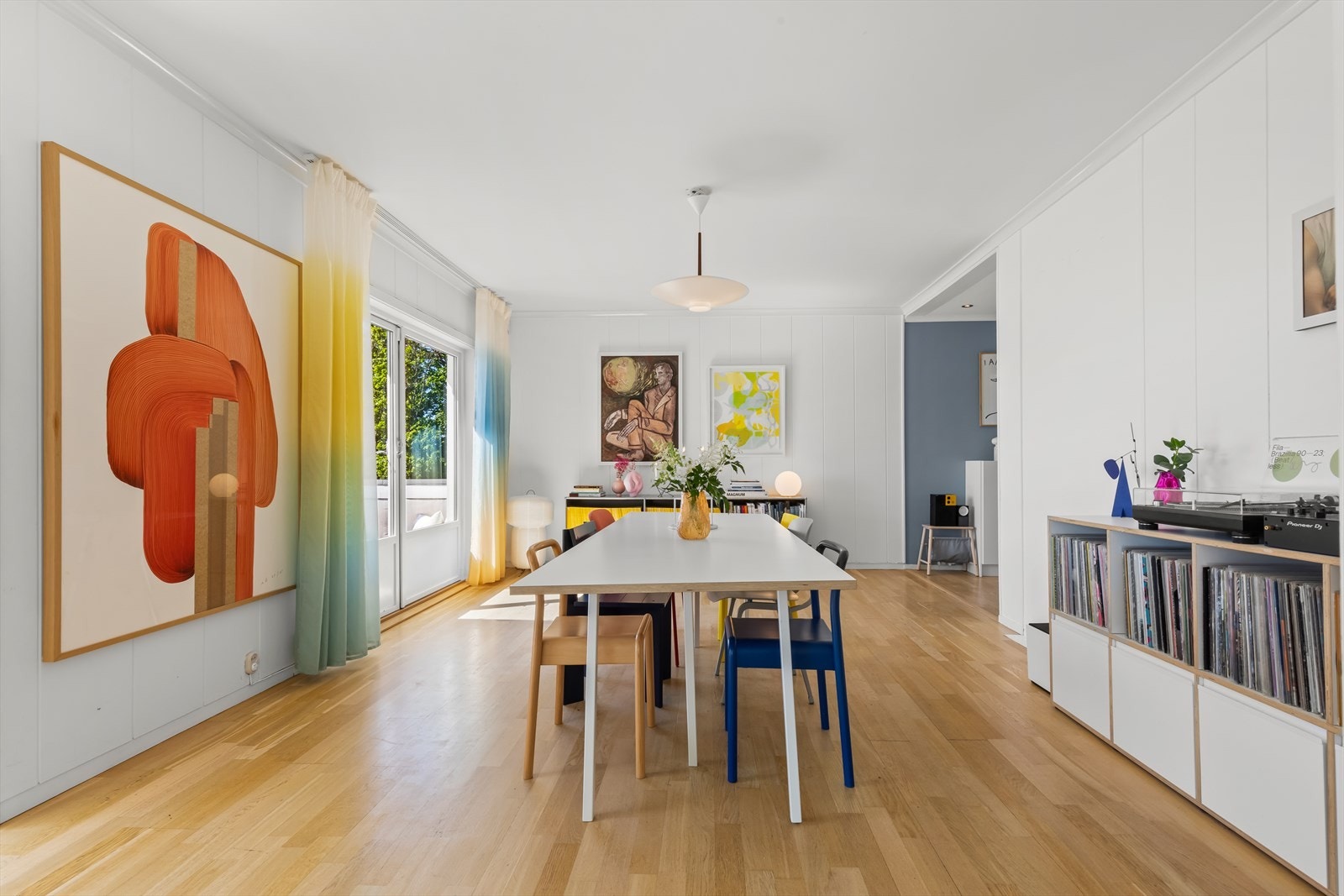 Hyggelig spisestue med plass til et stort spisebord. I spisestuen er det også et pipeløp. Galleribilde