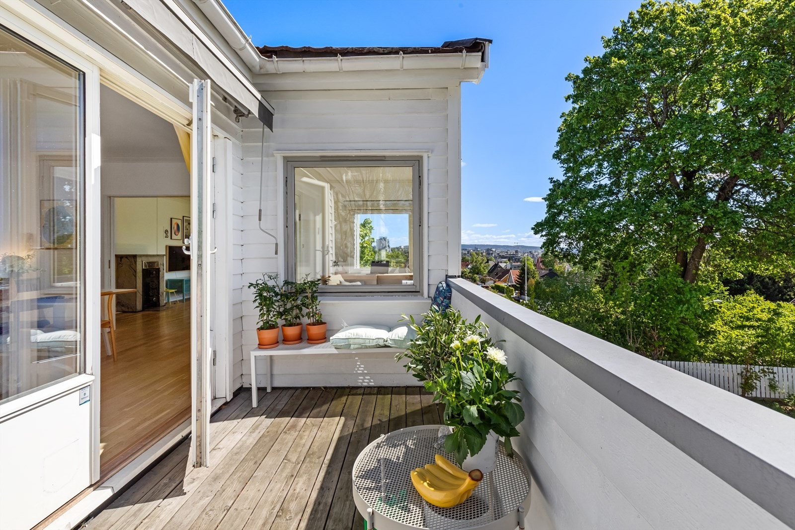 Fra spisestuen er det utgang til en herlig terrasse på ca. 6 m². Galleribilde