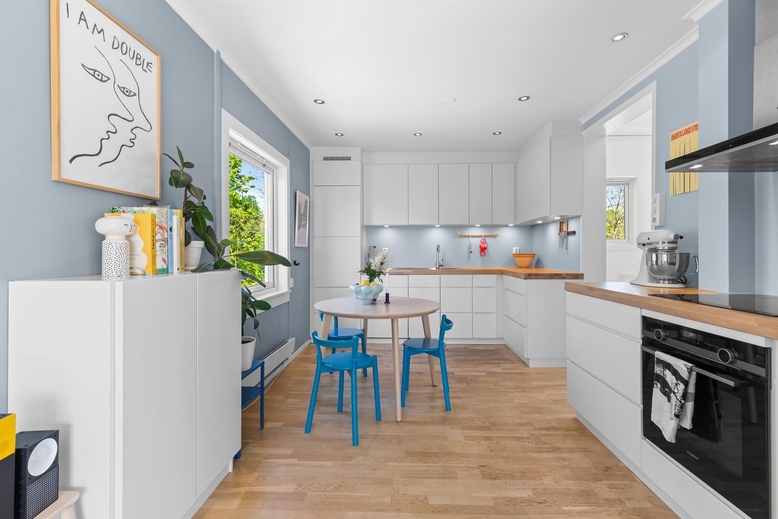 Lekkert Kvik-kjøkken fra 2020, med en praktisk og funksjonell utforming med godt med skap- og benkeplass. Galleribilde