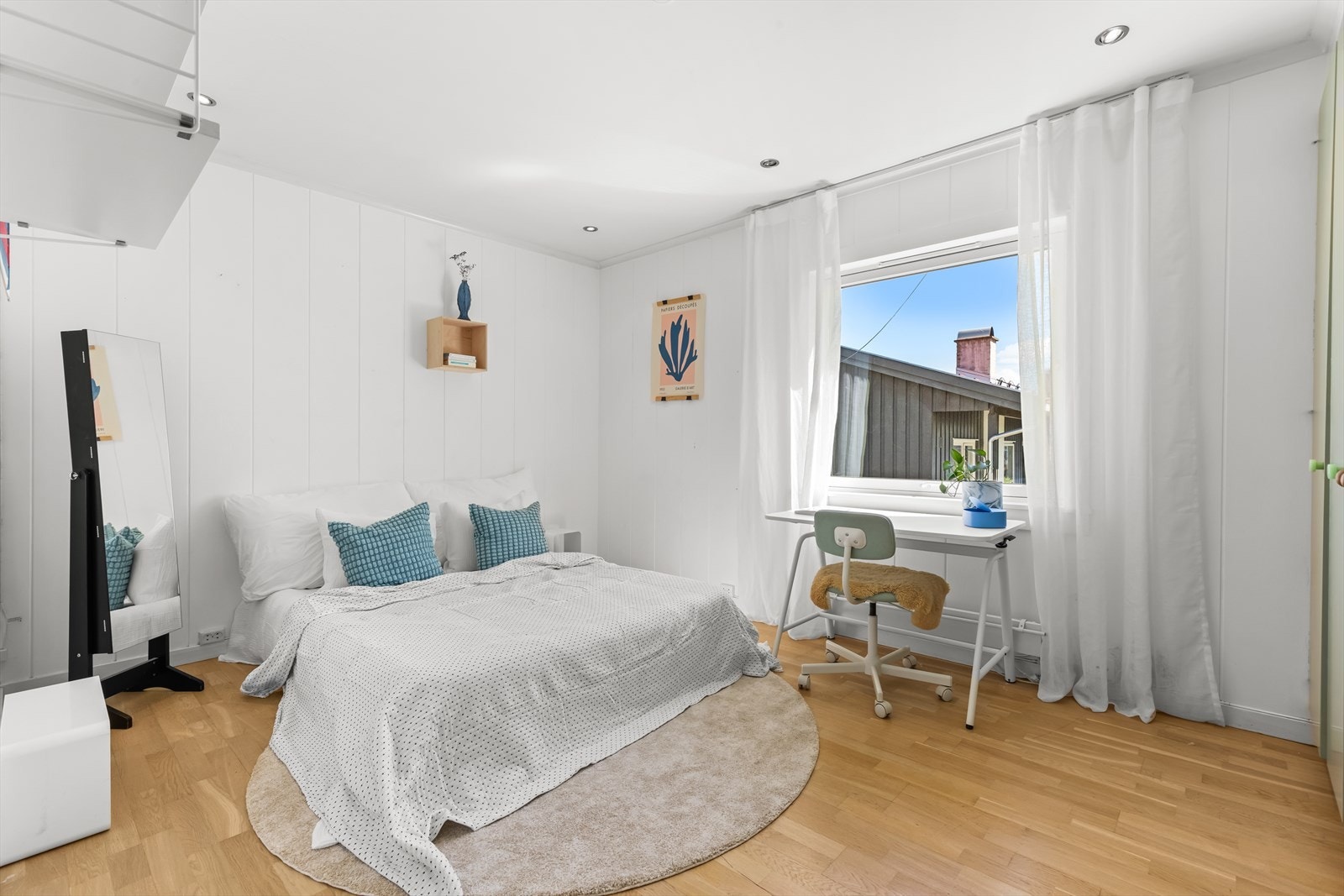 Stort soverom med god plass til dobbeltseng og tilhørende møbler. Galleribilde