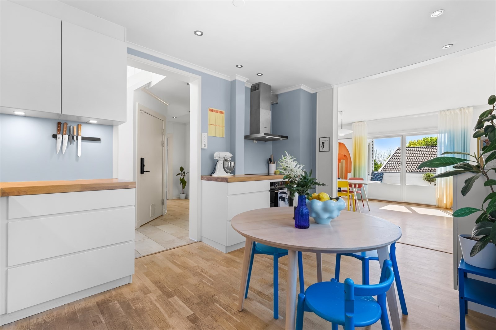 God plass til et hyggelig frokostbord i rommet. Parkettgulv på kjøkken har en del slitasje. Fint utsyn også fra kjøkkenvinduet mot Holmenkollen. Galleribilde