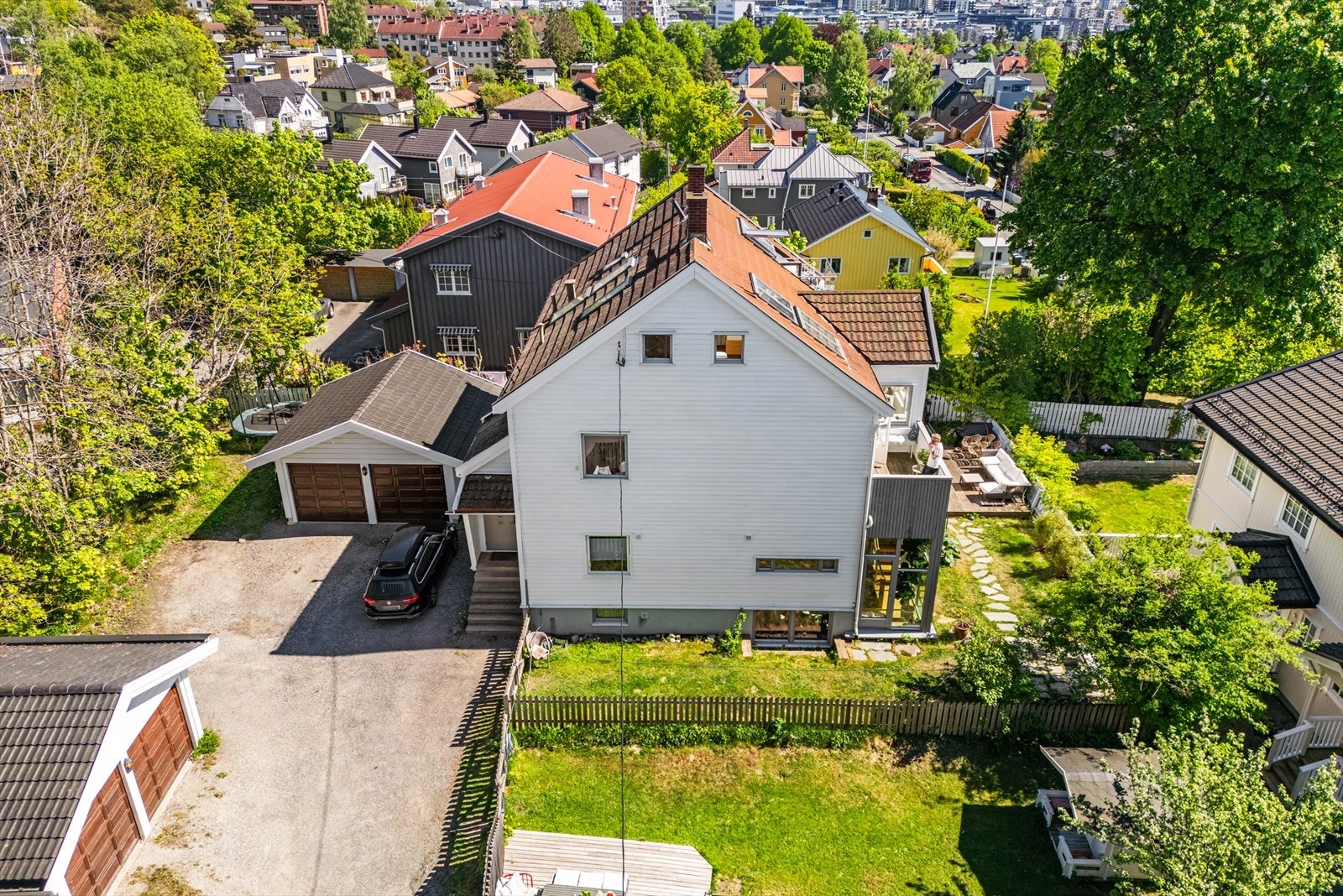 Boligen disponerer flere flotte utplasser: 2 takterrasser, solrik hagedel med terrasse og dukkestue samt areal bak garasjen med trampoline. Galleribilde