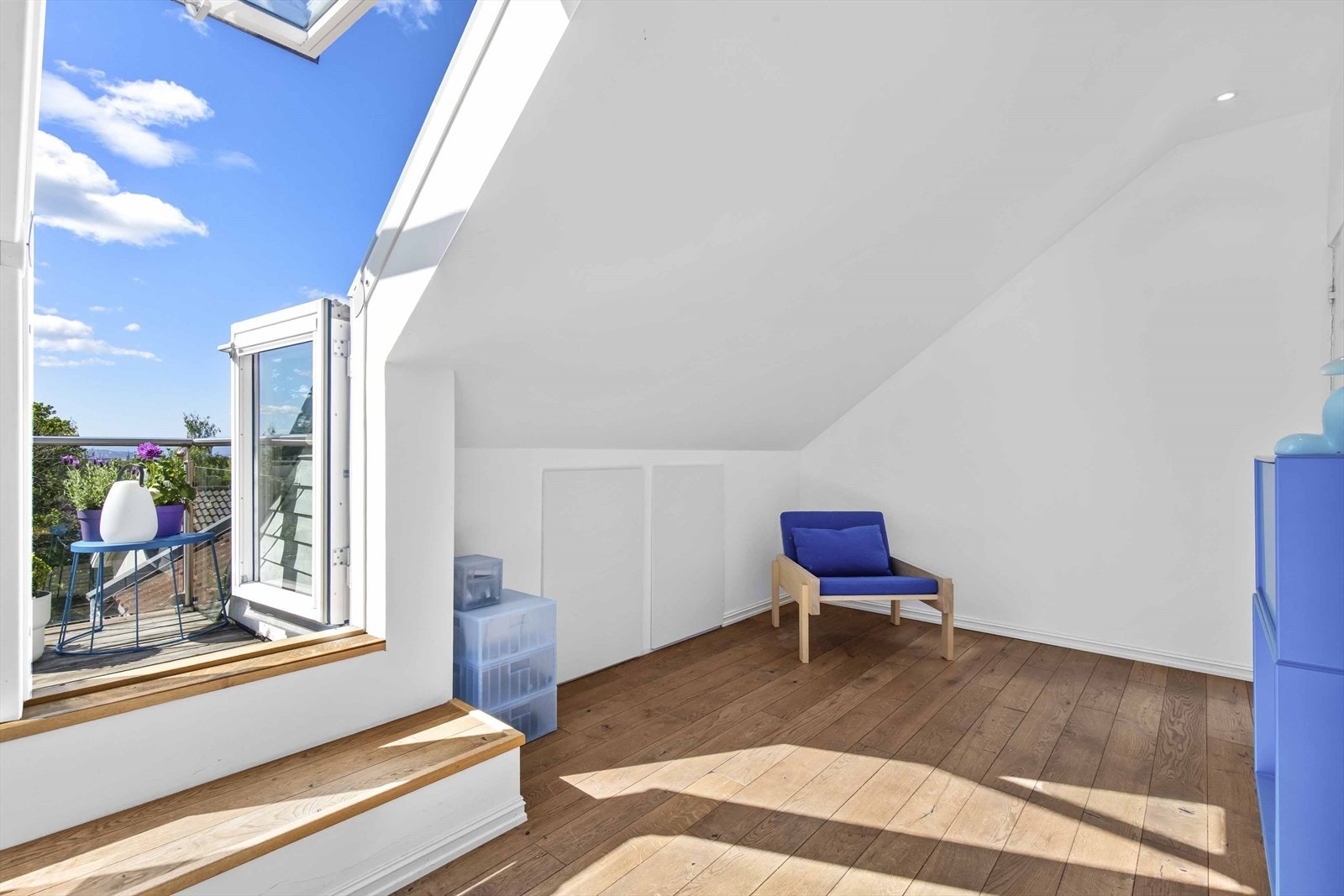 Bilde fra før loftet ble delt opp i flere rom i 2025. Rommet har en en veldig god størrelse og nydelig utsikt fra sengekanten. Galleribilde