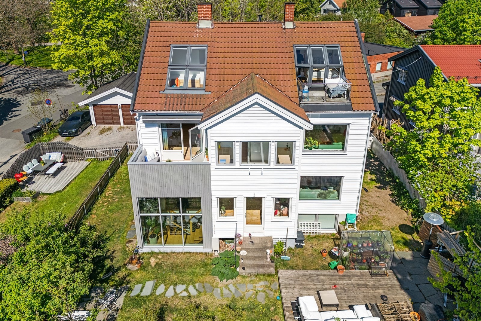 Eiendommen ligger i et veletablert, populært og barnevennlig område på Tåsen med kort vei til skoler, barnehager, kollektivtransport, marka og et godt utvalg av fasiliteter og servicetilbud. Galleribilde