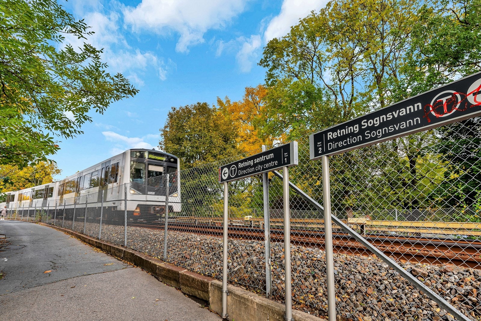 Det er under 1 minutts gange til T-banen. Galleribilde