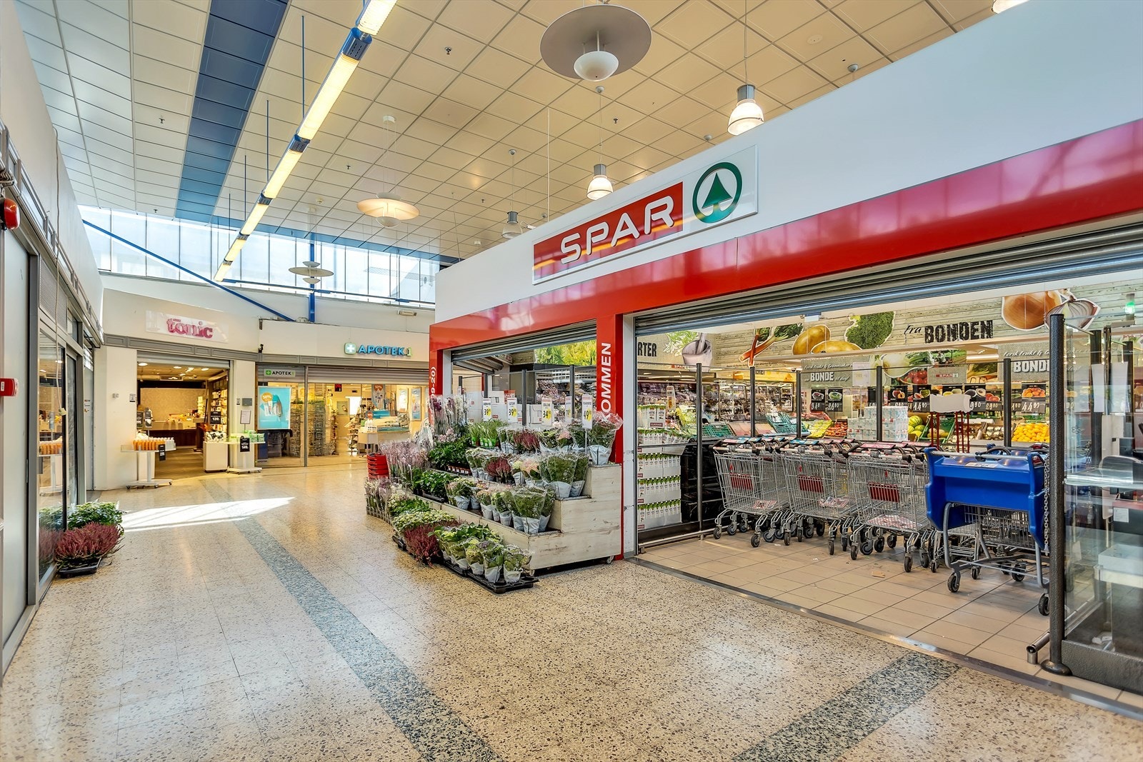 Tåsen senter med diverse butikker og servicefunksjoner. Galleribilde