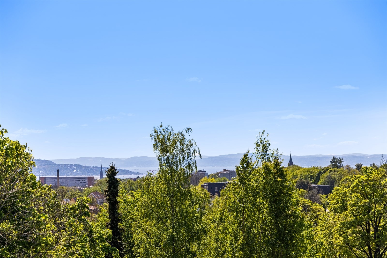 Huset ligger ved et knutepunkt. Du kommer deg til så og si alle sentrumsnære bydeler på 10-15 min, enten kollektivt, eller ved gange. Galleribilde