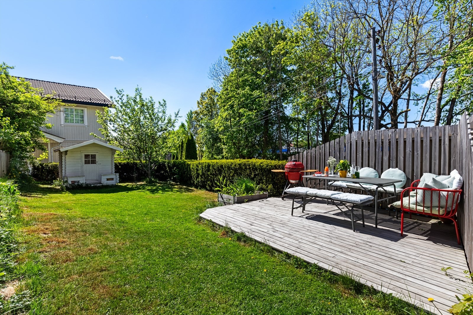 Den har flere flotte uteplasser, samt en egen, solrik hagedel med gressplen, platting og dukkestue. Galleribilde
