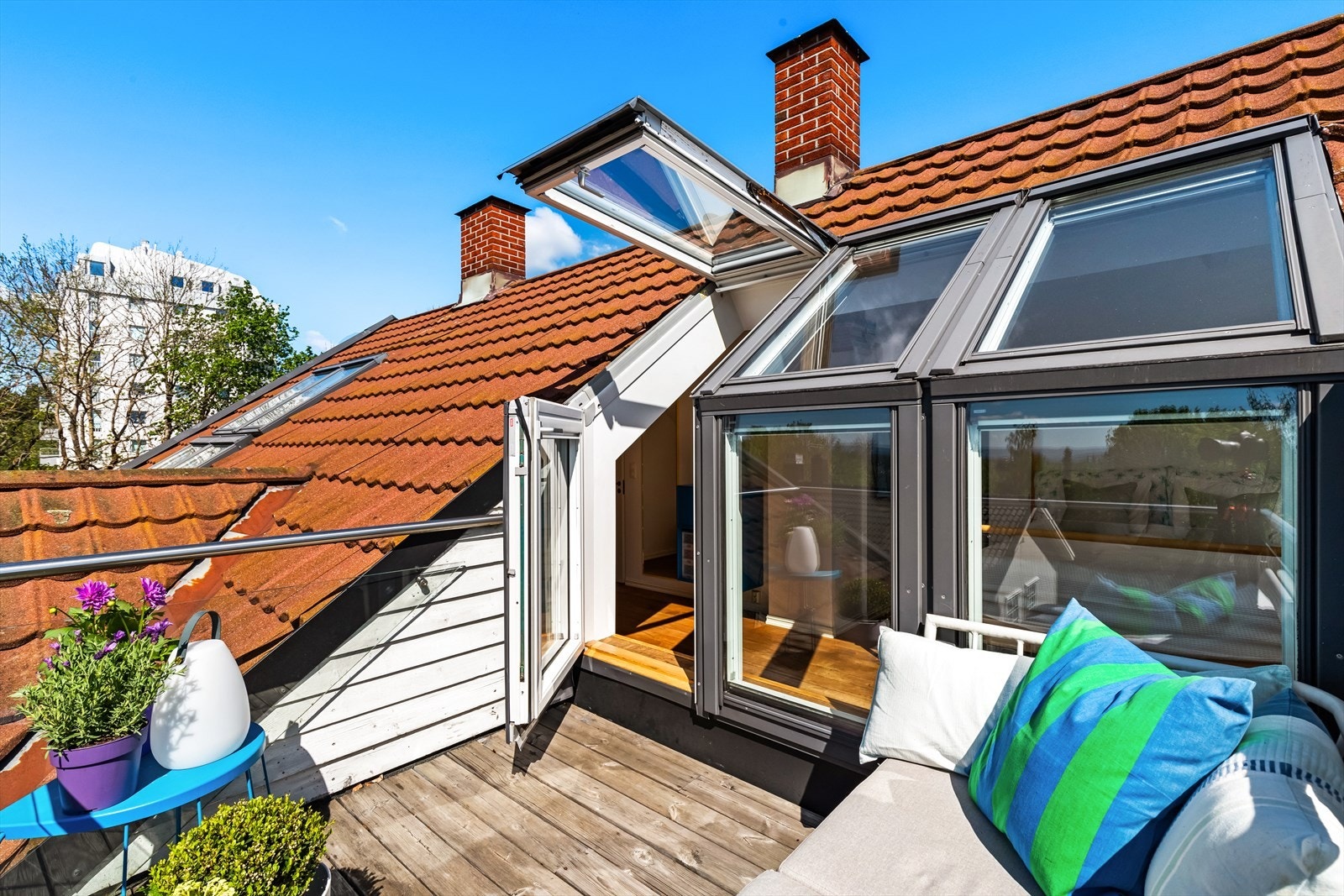 Fra soverommet er det utgang til en solrik terrasse på ca. 4 m². Galleribilde