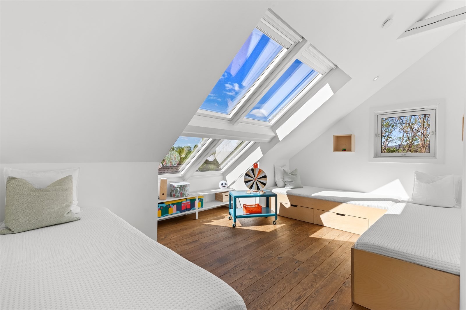 Bilde fra før loftet ble delt opp i flere rom i 2025. Enten du trenger barnerom, gjesterom eller ekstra stue, har du gode muligheter til å tilpasse rommene etter egne behov og ønsker. Galleribilde