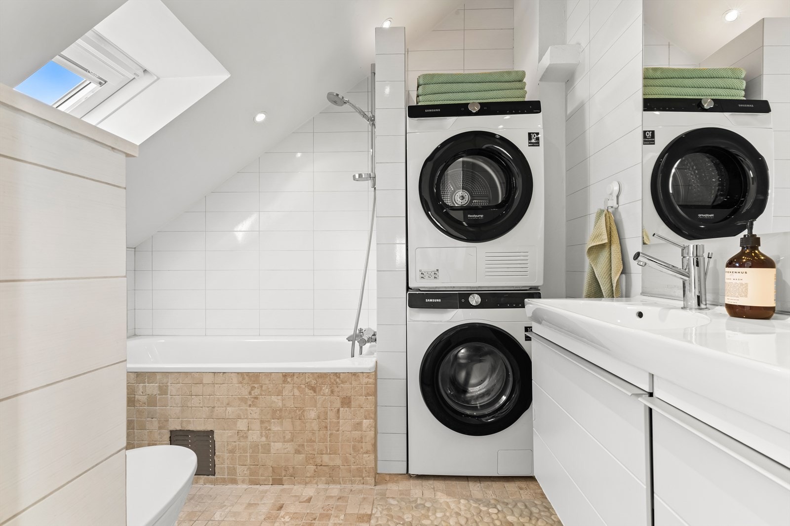 Badet i loftsetasjen er fra 2008, med flislagte vegger, elektrisk gulvvarme og malt tak med downlights. Galleribilde