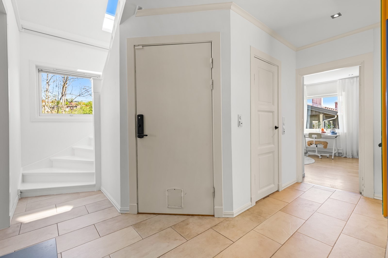 Videre opp trappen finner man 5 soverom, tv-stue, bad og en flott terrasse. Loftet ble ombygget i 2025 hvor det ble delt av til flere rom. Galleribilde