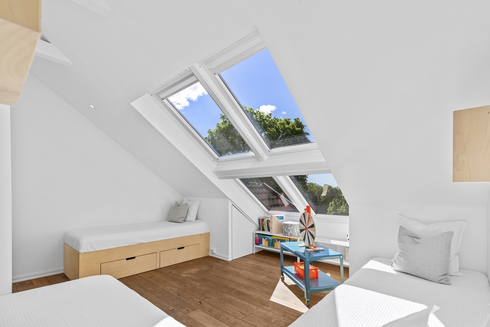 Bilde fra før loftet ble delt opp i flere rom i 2025. Flott utsikt gjennom takvinduene. Galleribilde