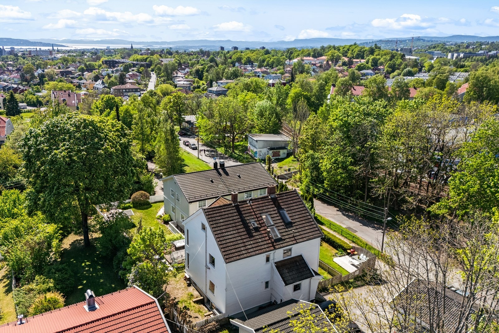 Eiendommen er omgitt av frodige og vakre omgivelser og ligger på et høydedrag med nydelig utsikt i flere retninger. Galleribilde