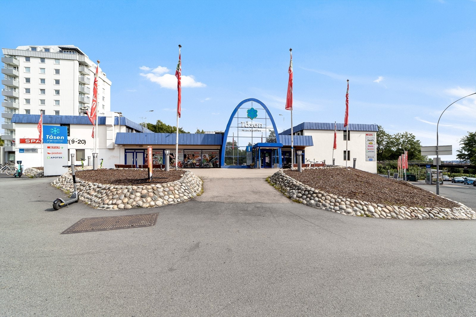 Tåsen senter med diverse butikker og servicefunksjoner ligger rett over veien for huset. Galleribilde