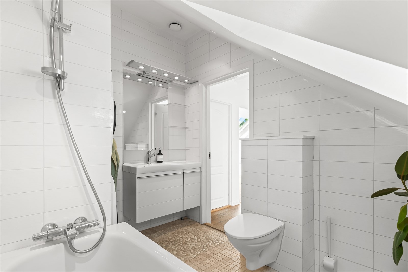 Innredningen består av nedfelt servant med underskap, vegghengt toalett og badekar med dusjmulighet. Det er videre opplegg for vaskemaskin og stikkontakt for tørketrommel i egen nisje. Galleribilde