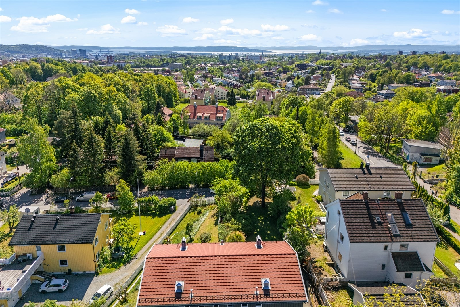 Huset ligger på en høyde i området og har således bedre utsikt enn så og si samtlige hus på Tåsen nedenfor ring 3. Galleribilde