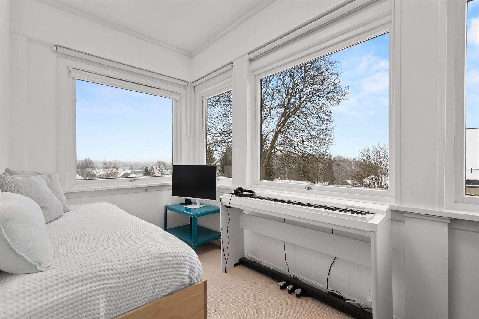 Flott rom som fin kan benyttes som soverom, gjesterom eller kontor. Nydelig utsikt utover nærområdet. Galleribilde