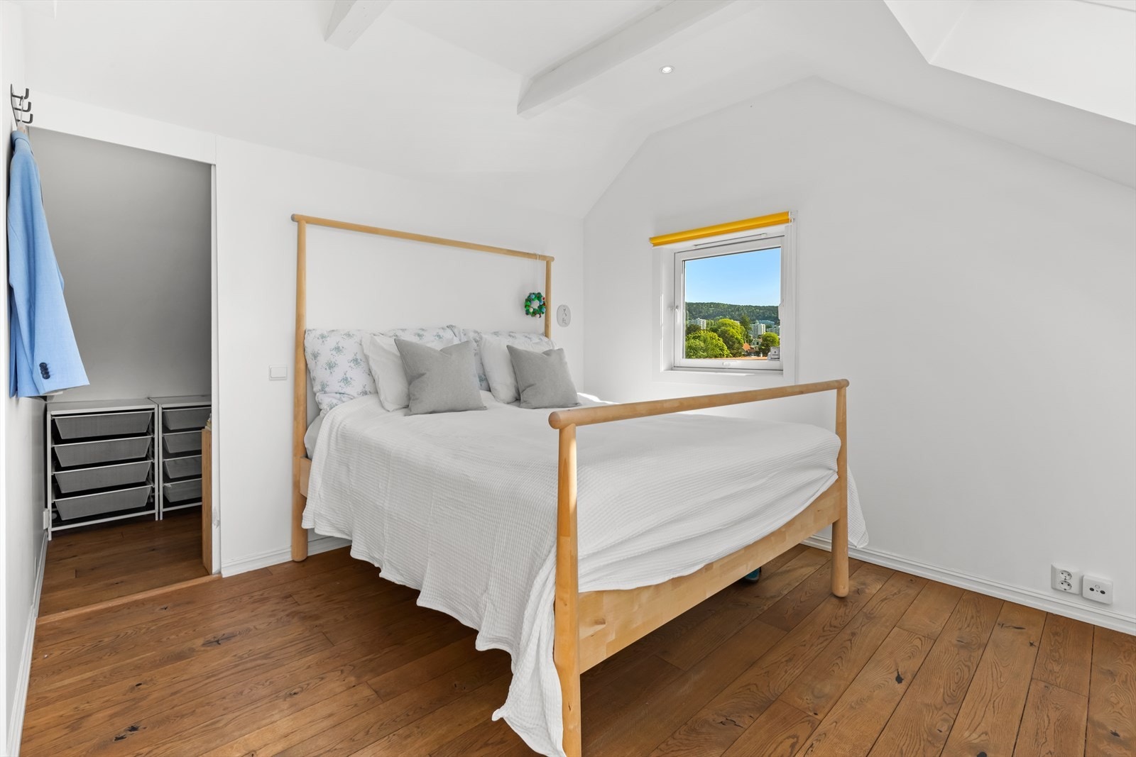 Bilde fra før loftet ble delt opp i flere rom i 2025. Her er det walk-in-garderobe med god skapplass og praktisk hylleløsning. Nydelig utsikt og lite innsyn, Galleribilde