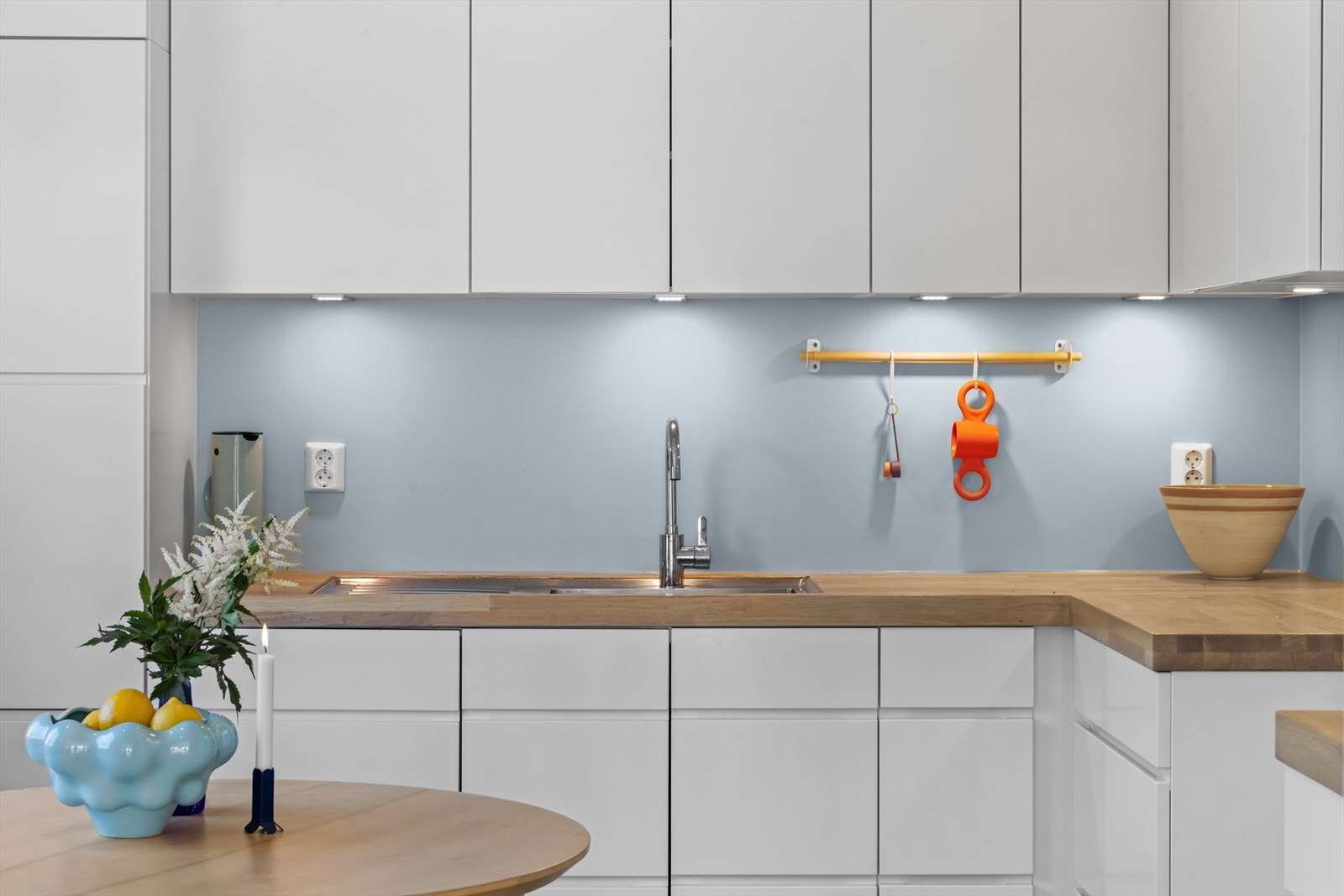 Kjøkkenet er velutstyrt med integrerte hvitevarer som induksjonstopp, stekeovn, oppvaskmaskin samt kjøle- og fryseskap. Galleribilde