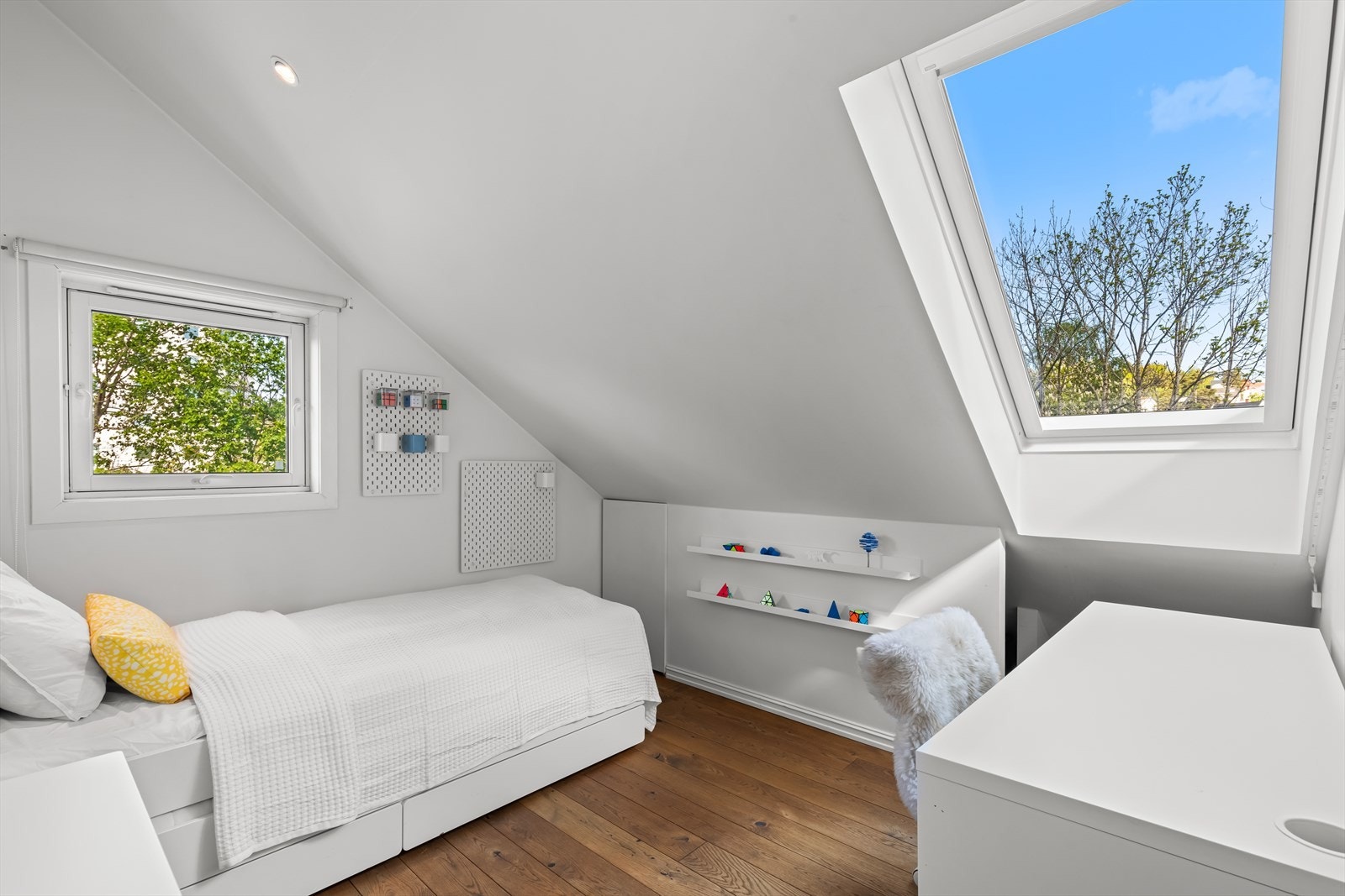 Soverom 3 med god plass til seng og tilhørende møbler. Også her er det fin utsikt og lite innsyn. Galleribilde