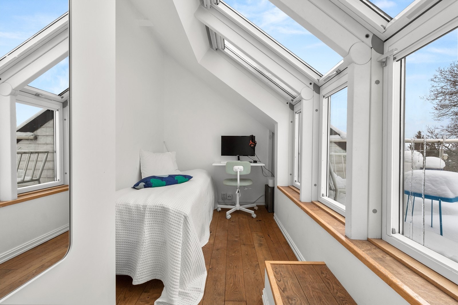 Soverom 1 med utgang til en solrik terrasse Galleribilde