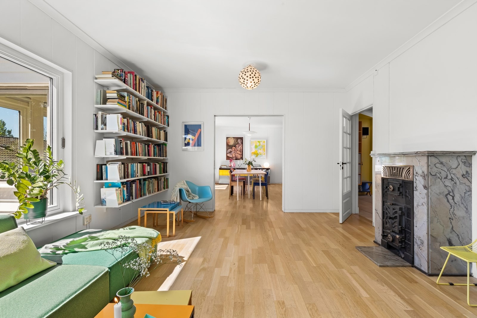 Midt i rommet står en flott vedkamin som gir ekstra varme og skaper en hyggelig stemning. Galleribilde