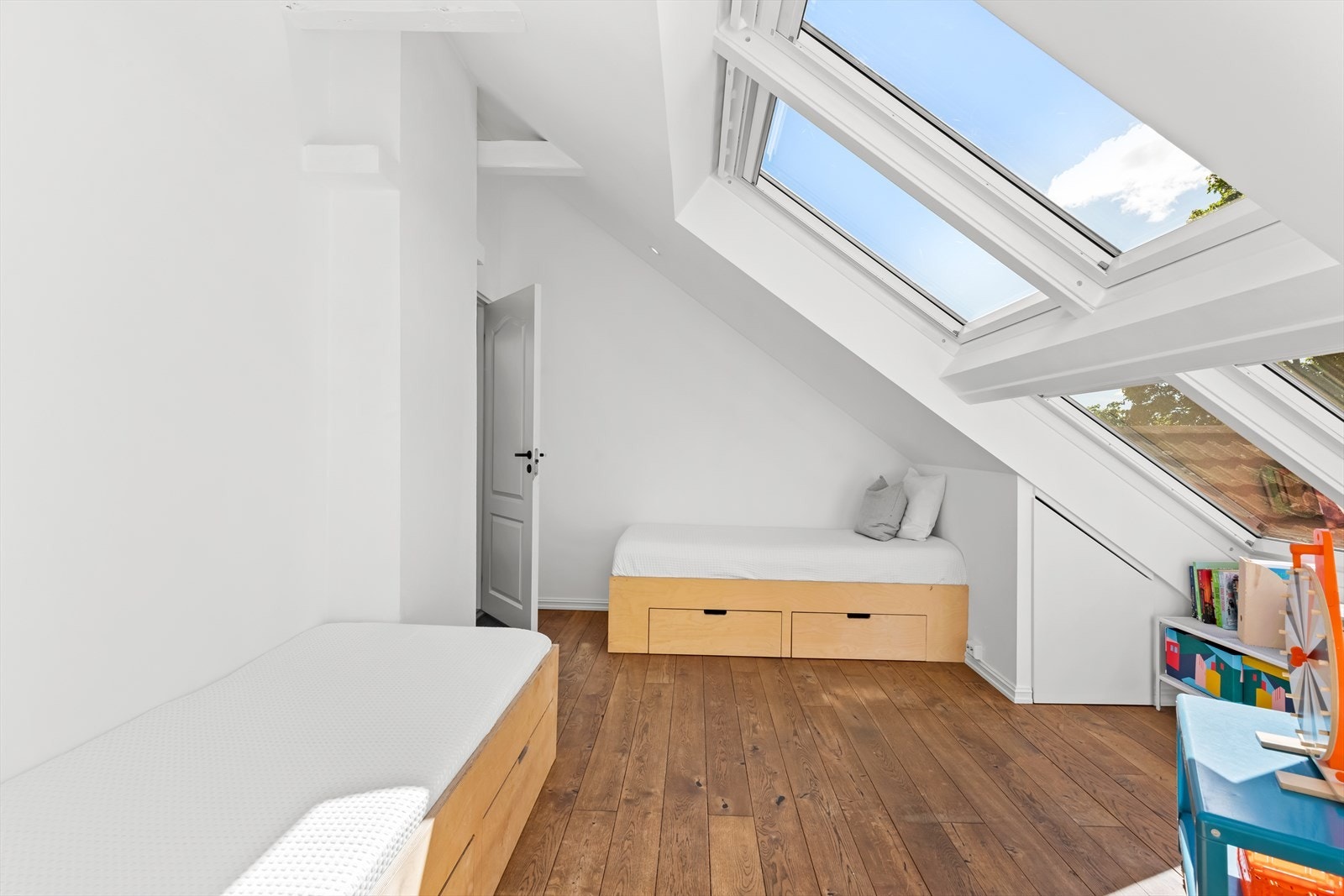 Bilde fra før loftet ble delt opp i flere rom i 2025. Den gode takhøyden og store vindusflatene gir rommene en luftig og behagelig atmosfære. Galleribilde