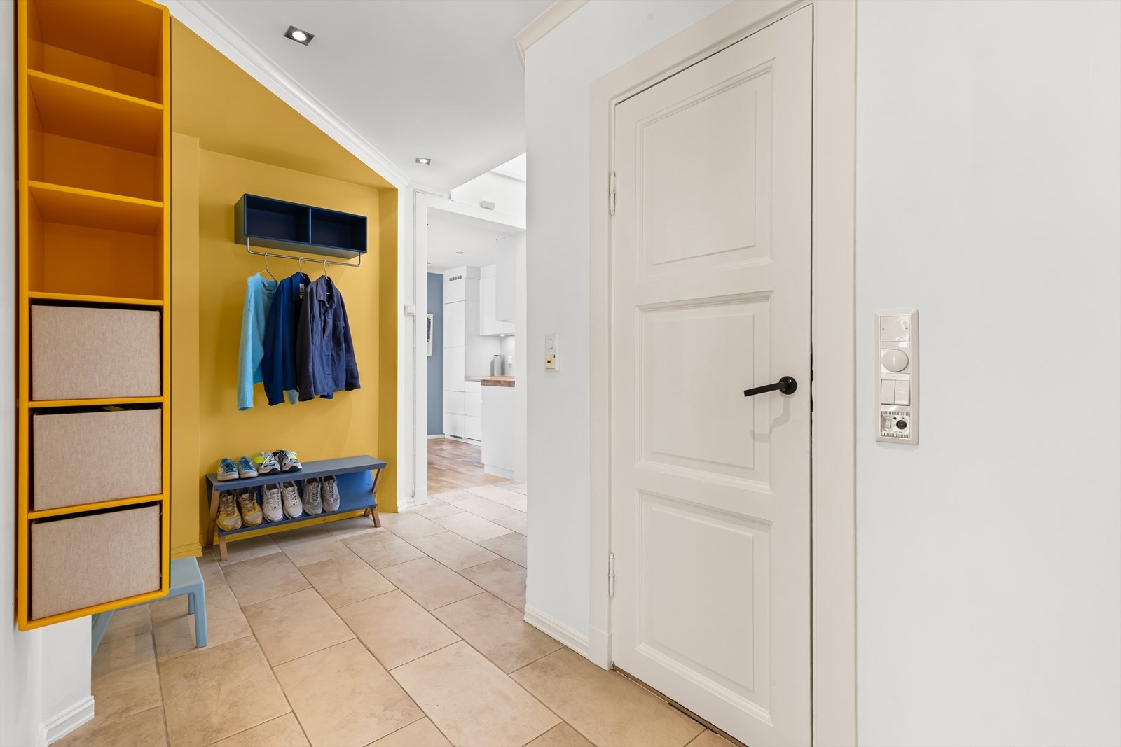 Lys entré med praktisk flislagt gulv og god plass til å henge fra seg yttertøy. Galleribilde