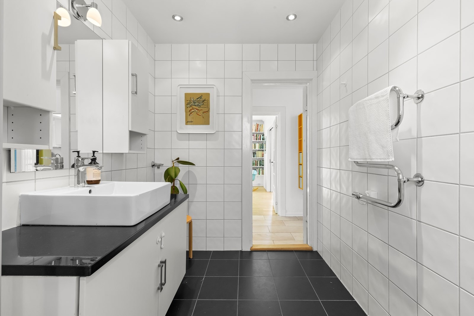 Badet har flislagte overflater, elektrisk gulvvarme og malt tak med downlights. Galleribilde