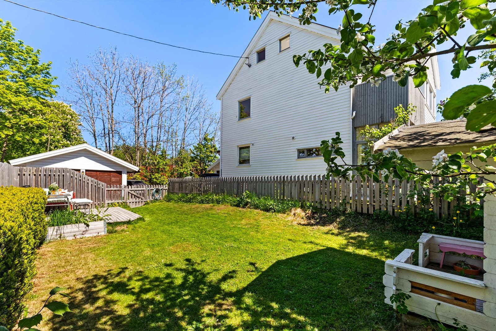 Boligen disponerer en egen, inngjerdet hage med terrasseplatting på ca. 13 m² og lekestue på ca. 3 m². Galleribilde
