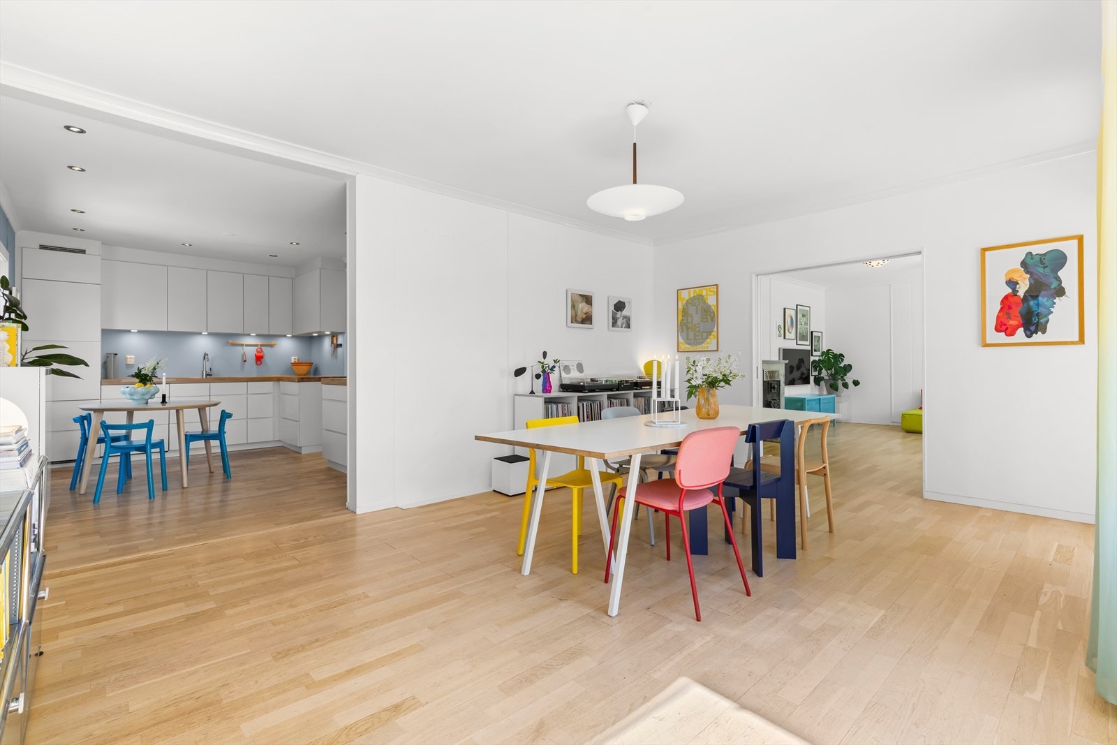 Her er det god plass til å invitere venner og familie rundt spisebordet. Den delvis åpne løsningen mellom rommene utgjør en svært vellykket sosial sone. Galleribilde