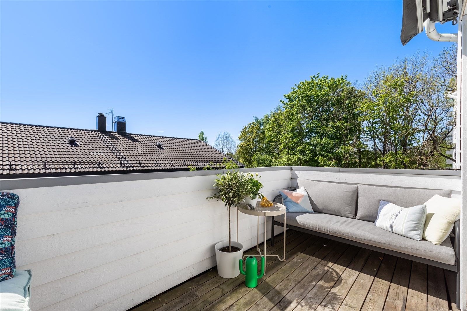 Terrassen har god plass til ulike utemøbler og byr på gode solforhold. Galleribilde