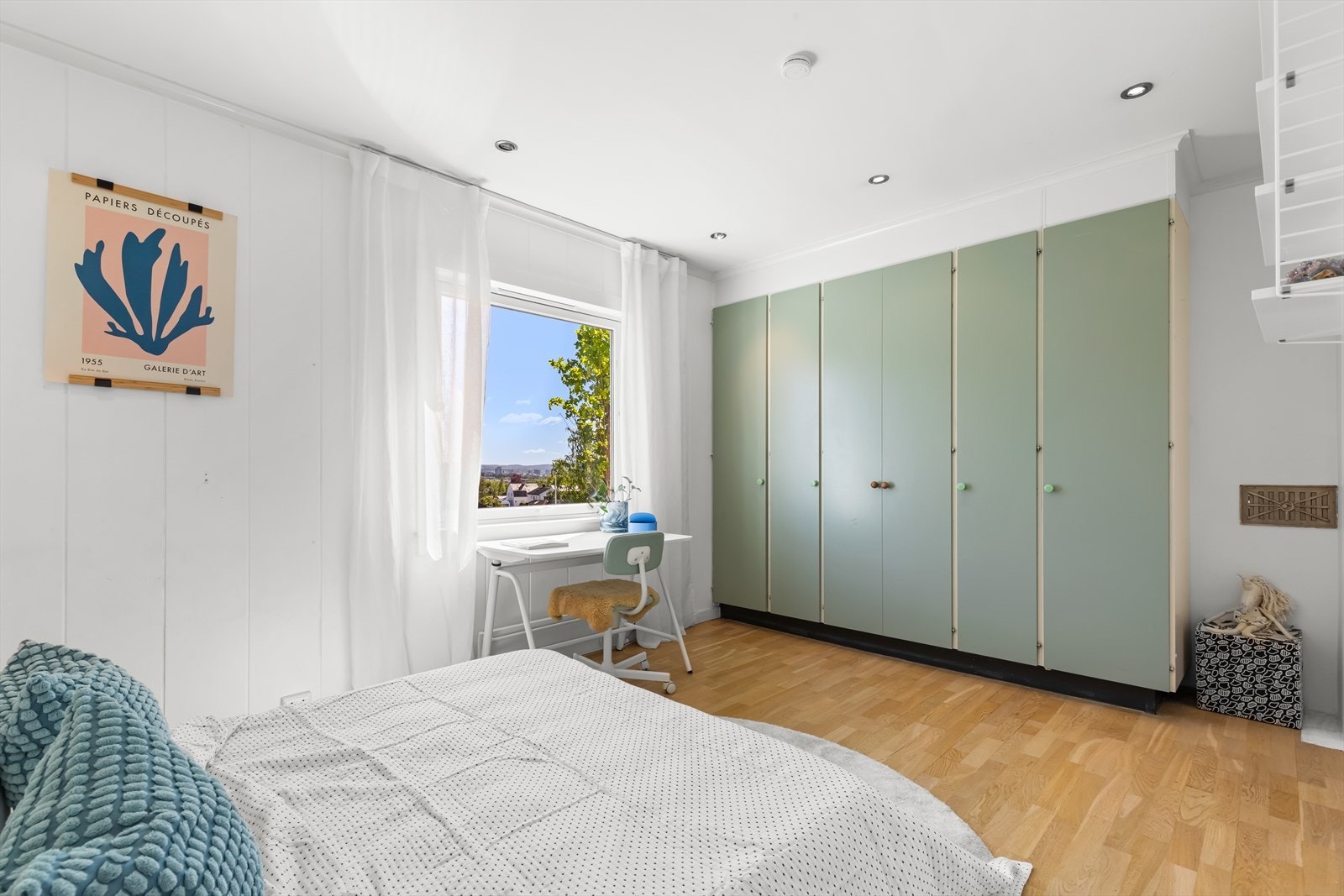 Det er godt med skapplass i det plassbygde garderobeskapet. Flott utsikt fra sengen og utover byen. Galleribilde