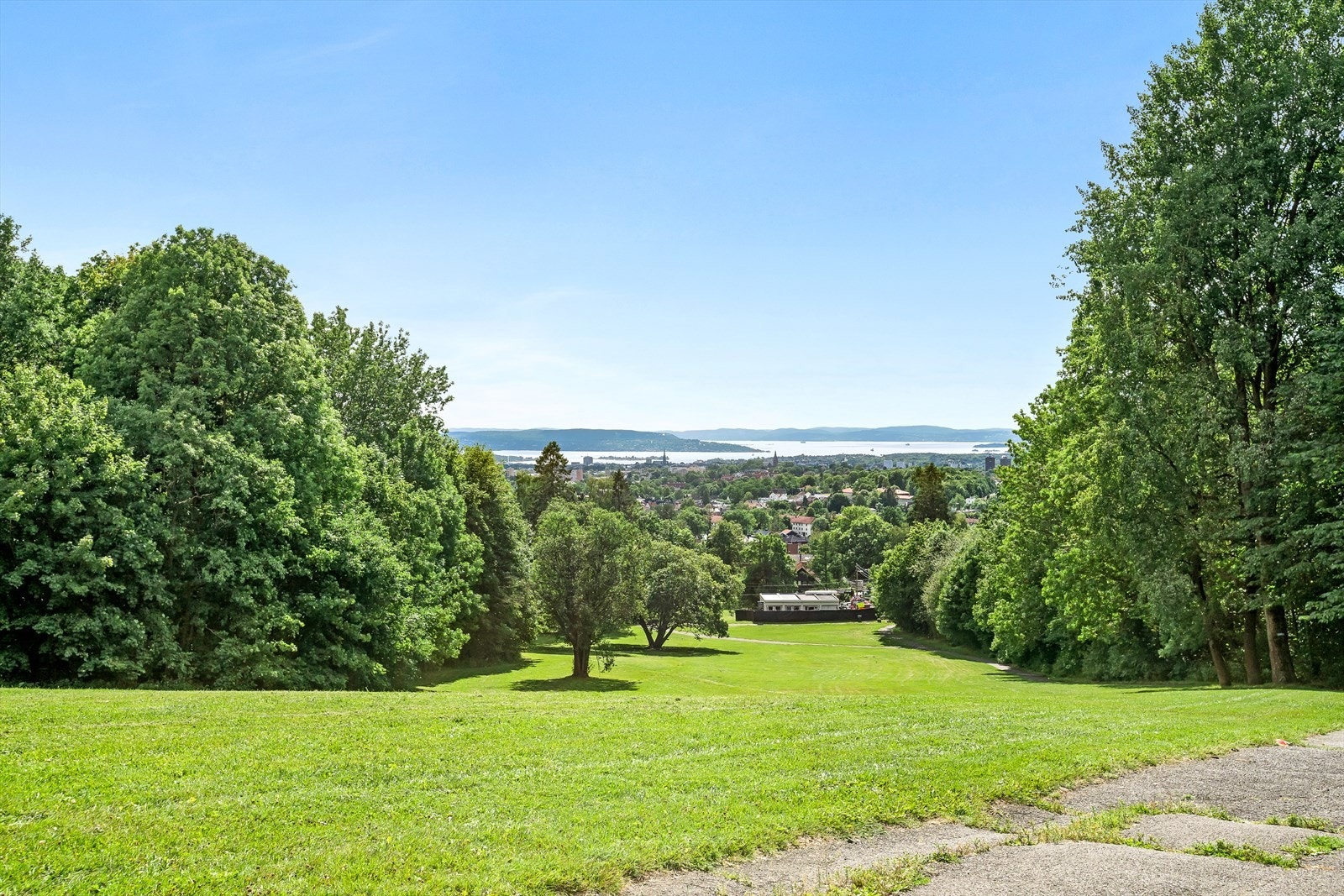 Carl Kjelsens park - Nærhet til flotte tur- og rekreasjonsmuligheter sommer som vinter. Galleribilde