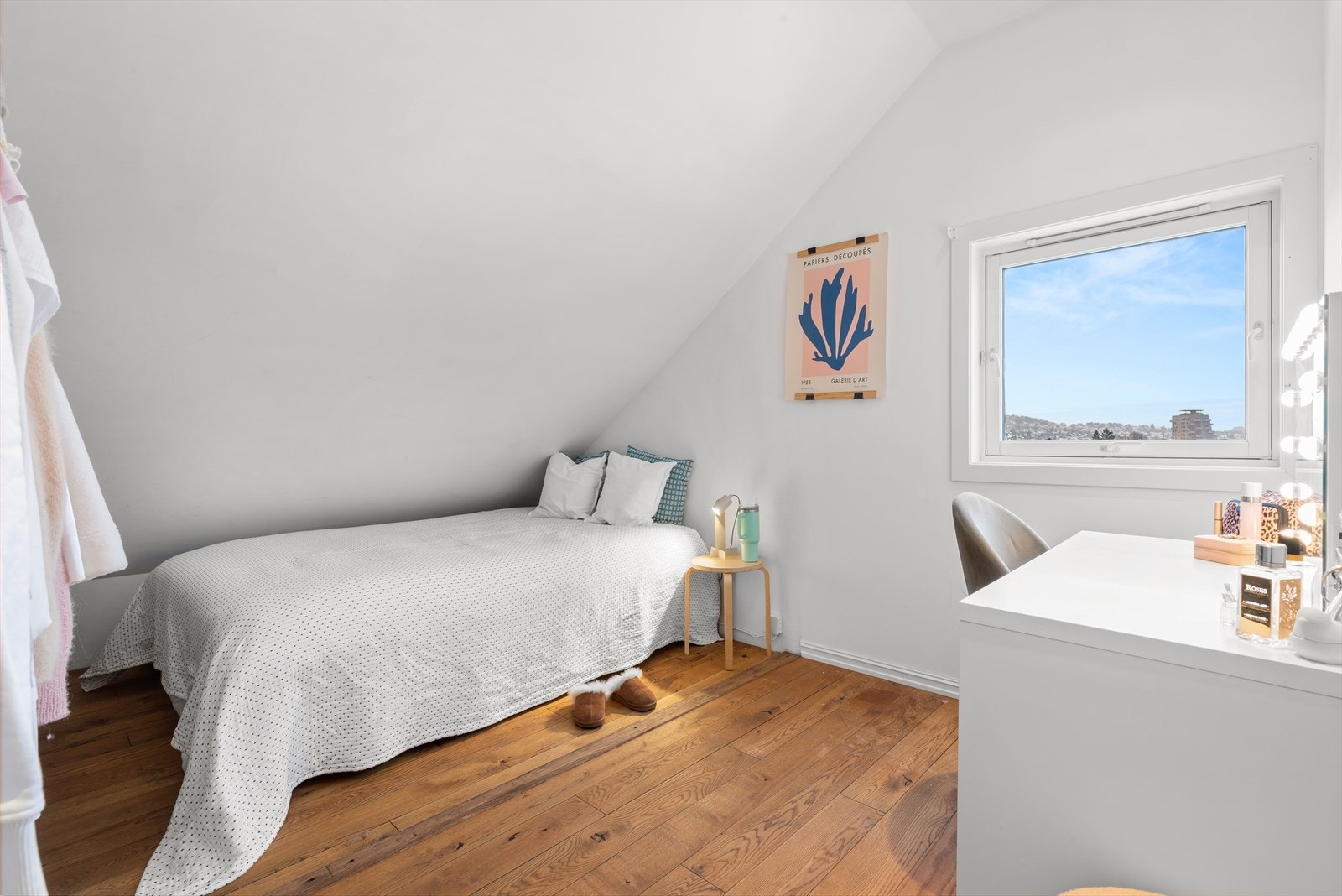 Soverom 2 med god plass til seng og garderobeskap. Galleribilde