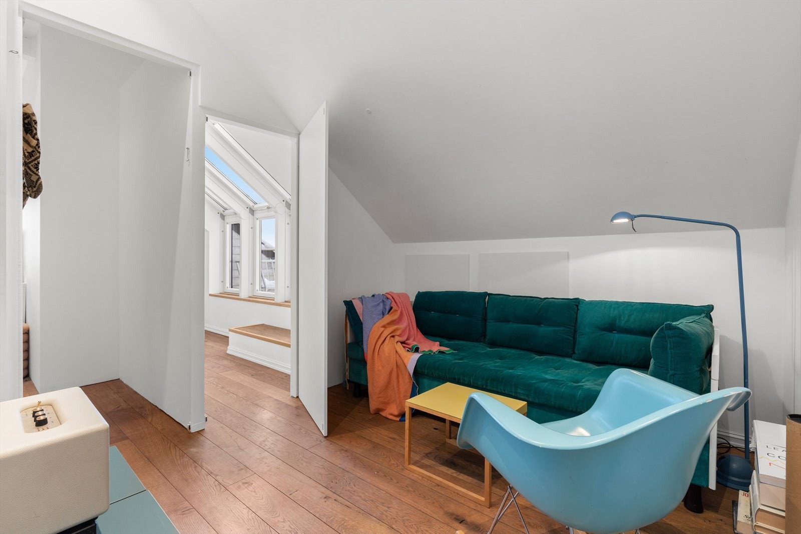 Flott tv-stue med plass til sofa og tilhørende møbler Galleribilde