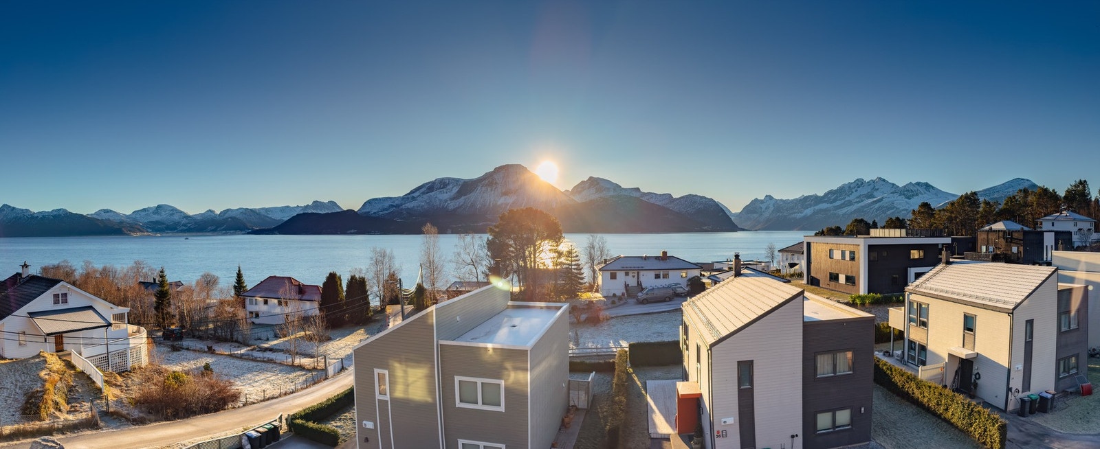 Fra eiendommen har man flott utsikt mot Storfjorden og Sunnmørsalpene. Det er meget gode solforhold på eiendommen, fra tidlig morgen til godt ut på kvelden. Galleribilde