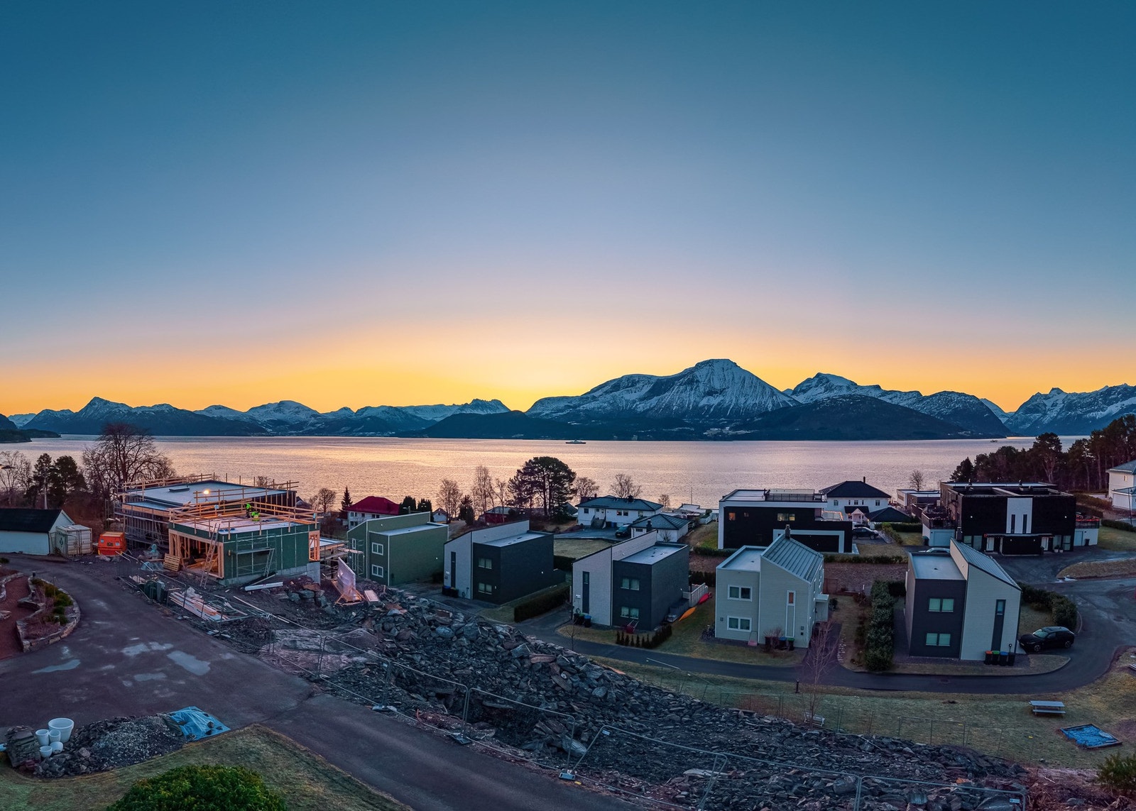 Byggeklar eneboligtomt med storslått utsikt og gode solforhold i populære Skråvika på Flisnes. Galleribilde