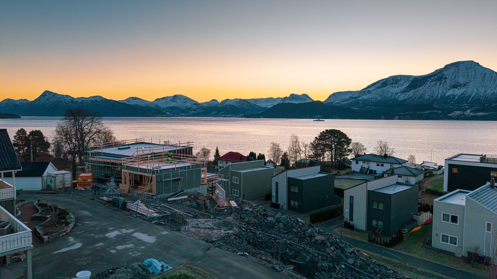 Her vil du bo i et rolig nabolag hvor det kun er kjøring til eiendommene, og ingen gjennomgangstrafikk. Galleribilde