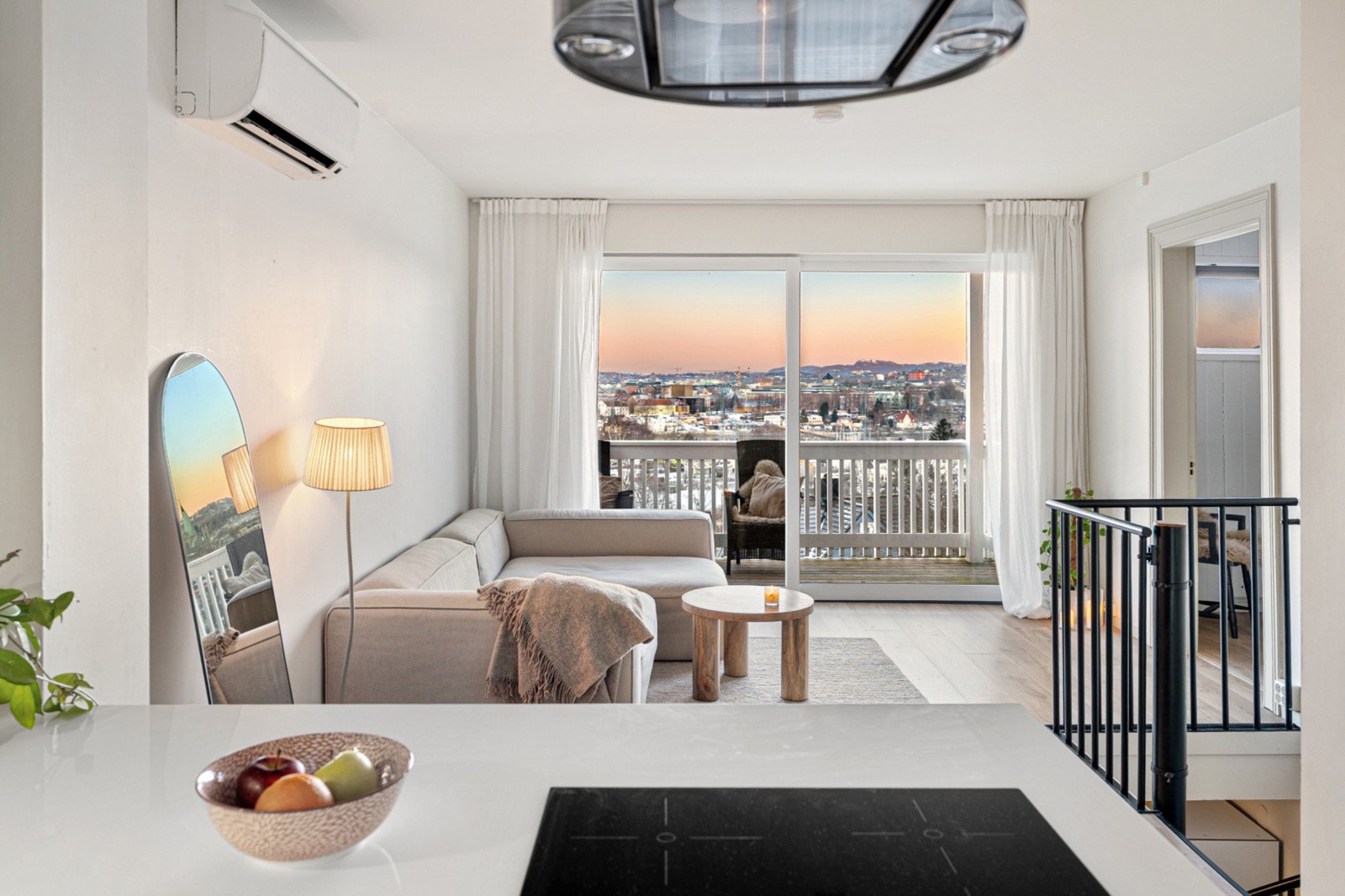 Velkommen til Byåsveien 17. Pen & oppgradert 3-roms selveier | Balkong med fantastisk utsikt | Kjøkken (24) & bad (21) TG1 | P-plass med elbillader! Galleribilde