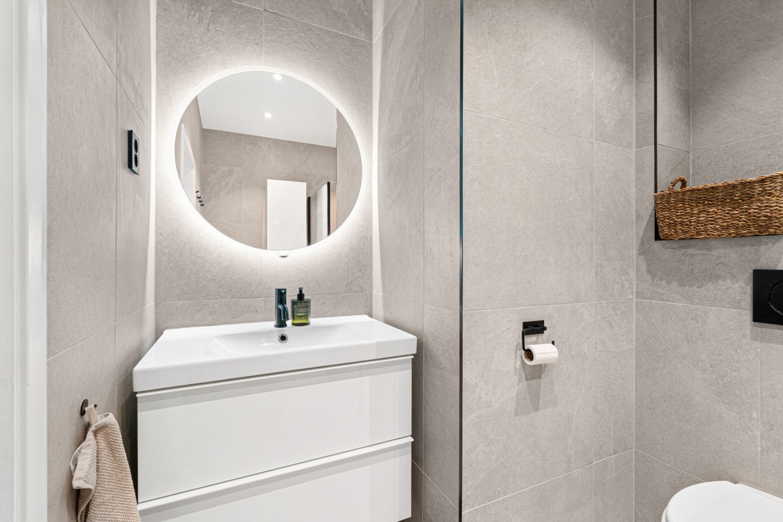 Våtrommet ventileres mekanisk via fuktstyrt baderomsvifte. Galleribilde