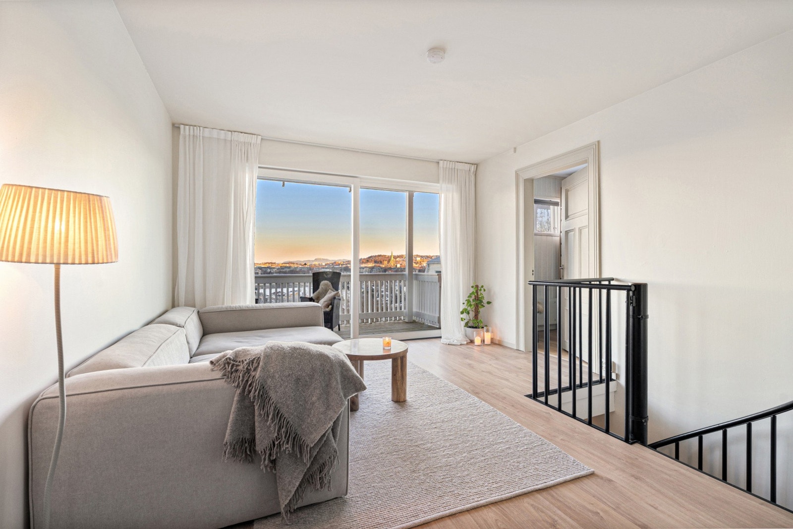 Leiligheten har en sjarmerende stue på drøye 17 kvadratmeter. Galleribilde