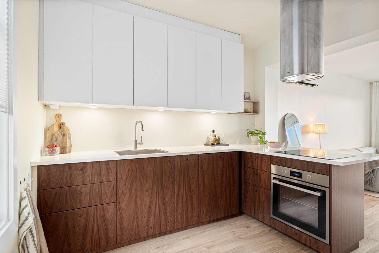 Kjøkkenet har integrerte hvitevarer som platetopp, stekeovn, oppvaskmaskin og kjøl/fryseskap. Galleribilde