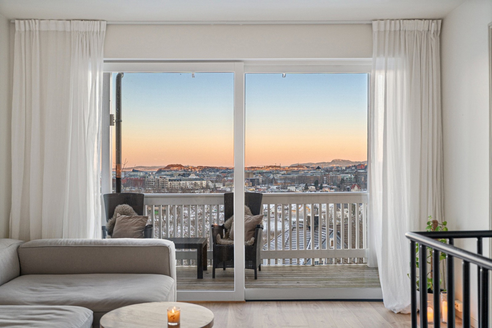 De store vindusflatene gir rikelig med lysinnslipp og dette bidrar til en behagelig atmosfære. Galleribilde