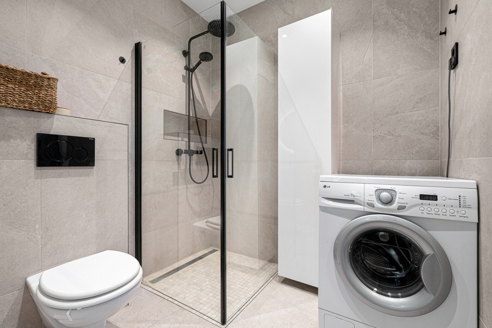 Lekkert baderom som ble renovert av fagfolk i 2021. Galleribilde