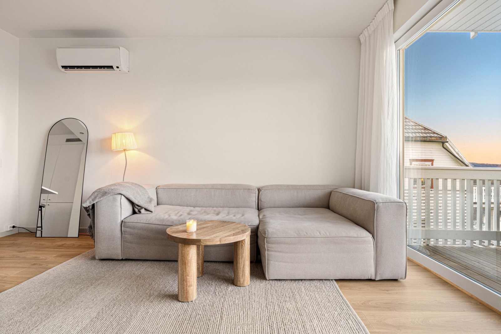 Den åpne planløsningen gir også enkle møbleringsmuligheter for sofagruppe. Galleribilde